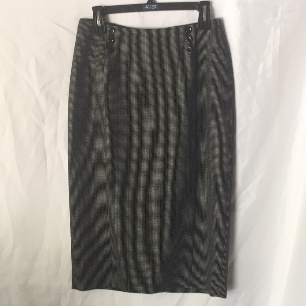 Back slit skirt with micro polkadots